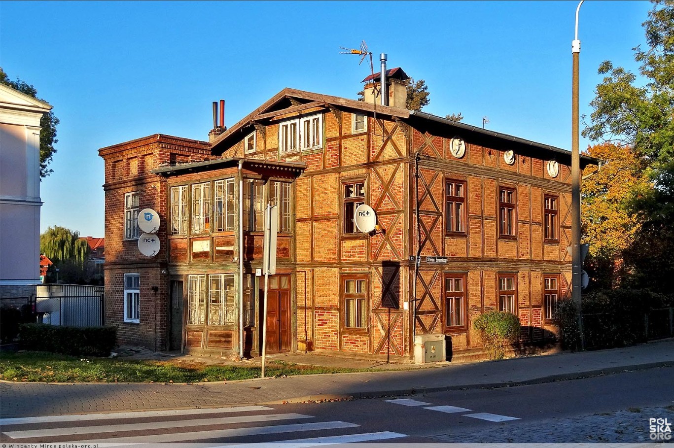 Stary budynek z czerwonej cegły