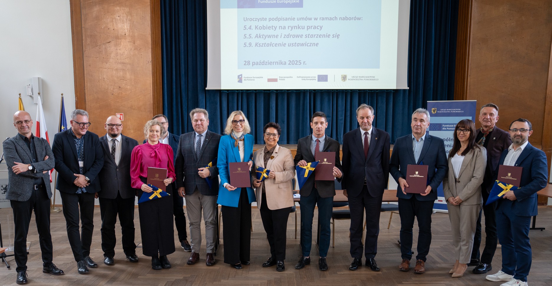 Wspólne zdjęcie uczesników uroczystego podpisania umów w dniu 28.10.2025