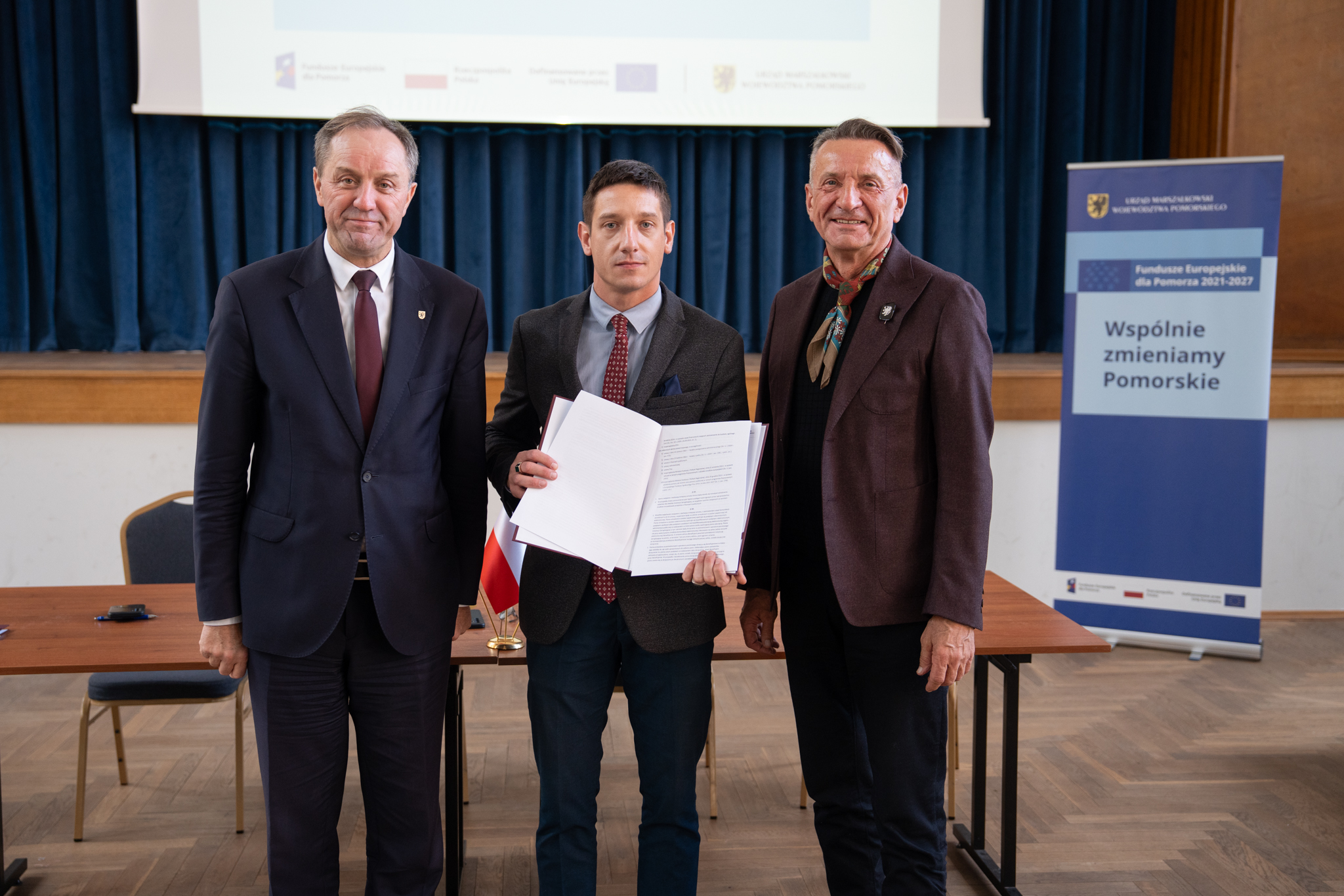 Marszałek Leszek Bonna oraz Mieczysław Struk z przedstawicielami benfecjentów podpisujący umowę o dofinansowanie 