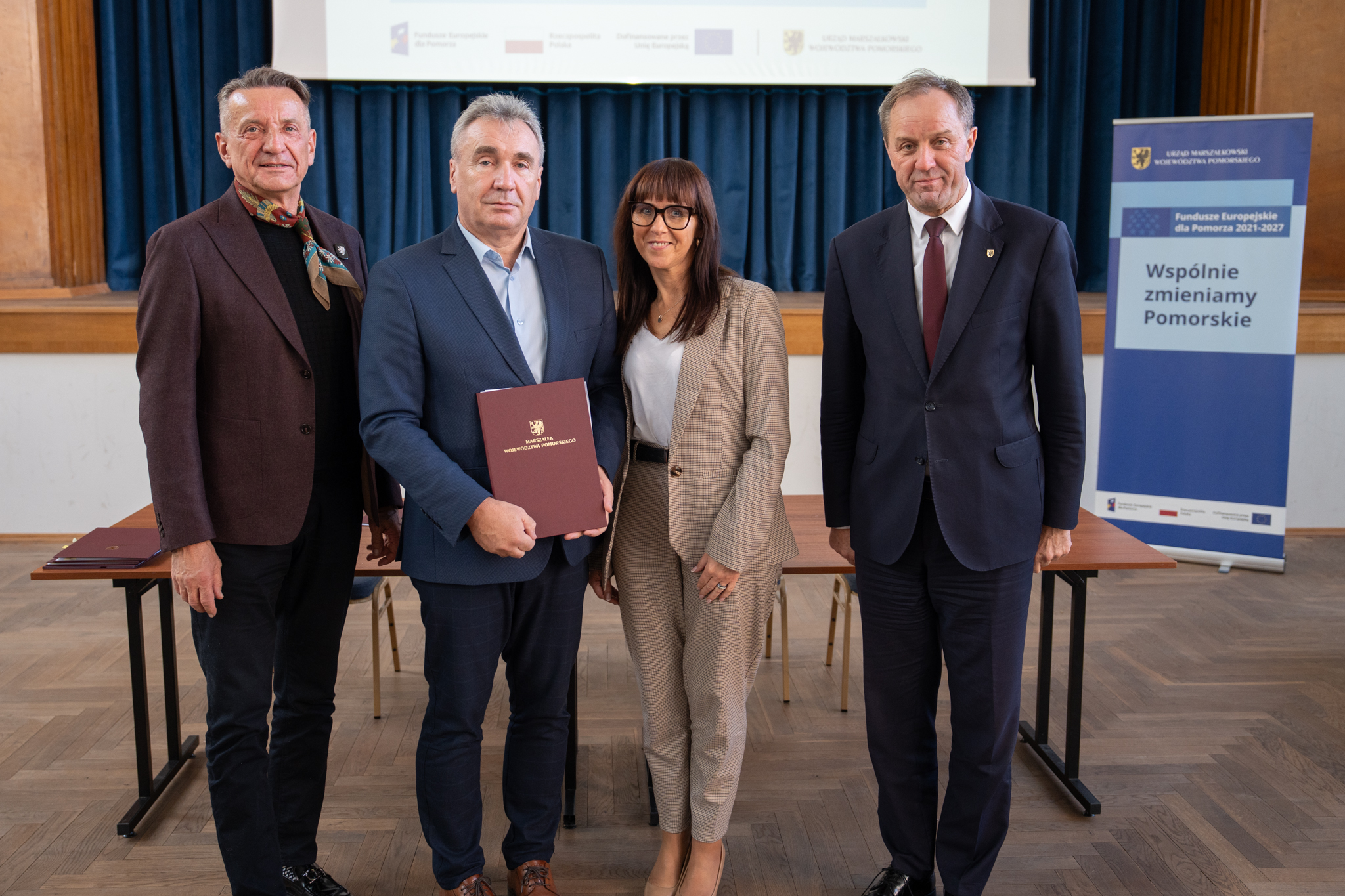 Marszałek Leszek Bonna oraz Mieczysław Struk z przedstawicielami benfecjentów podpisujący umowę o dofinansowanie 