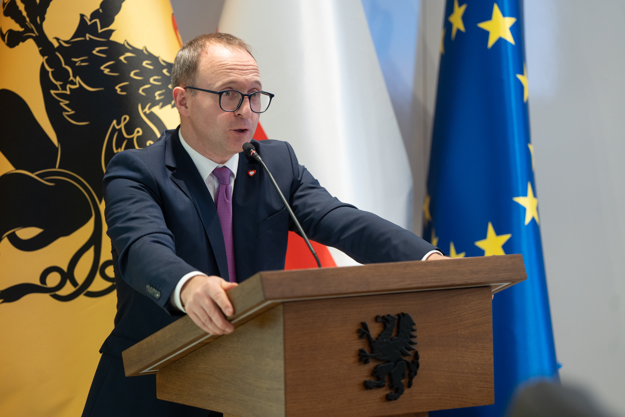 Marszałek Marcin Skwierawski przy mównicy