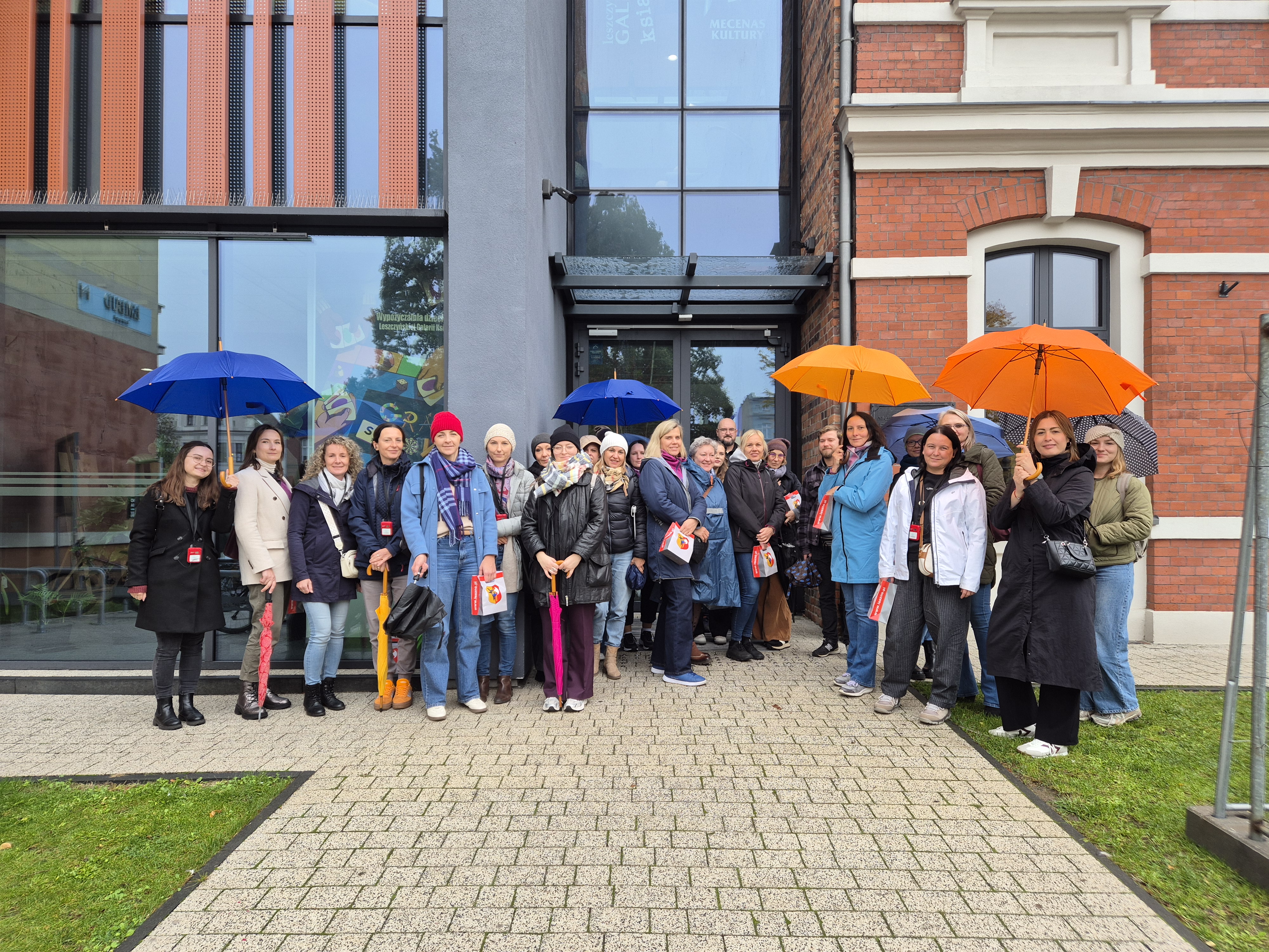 Grupa ludzi na tle budynku