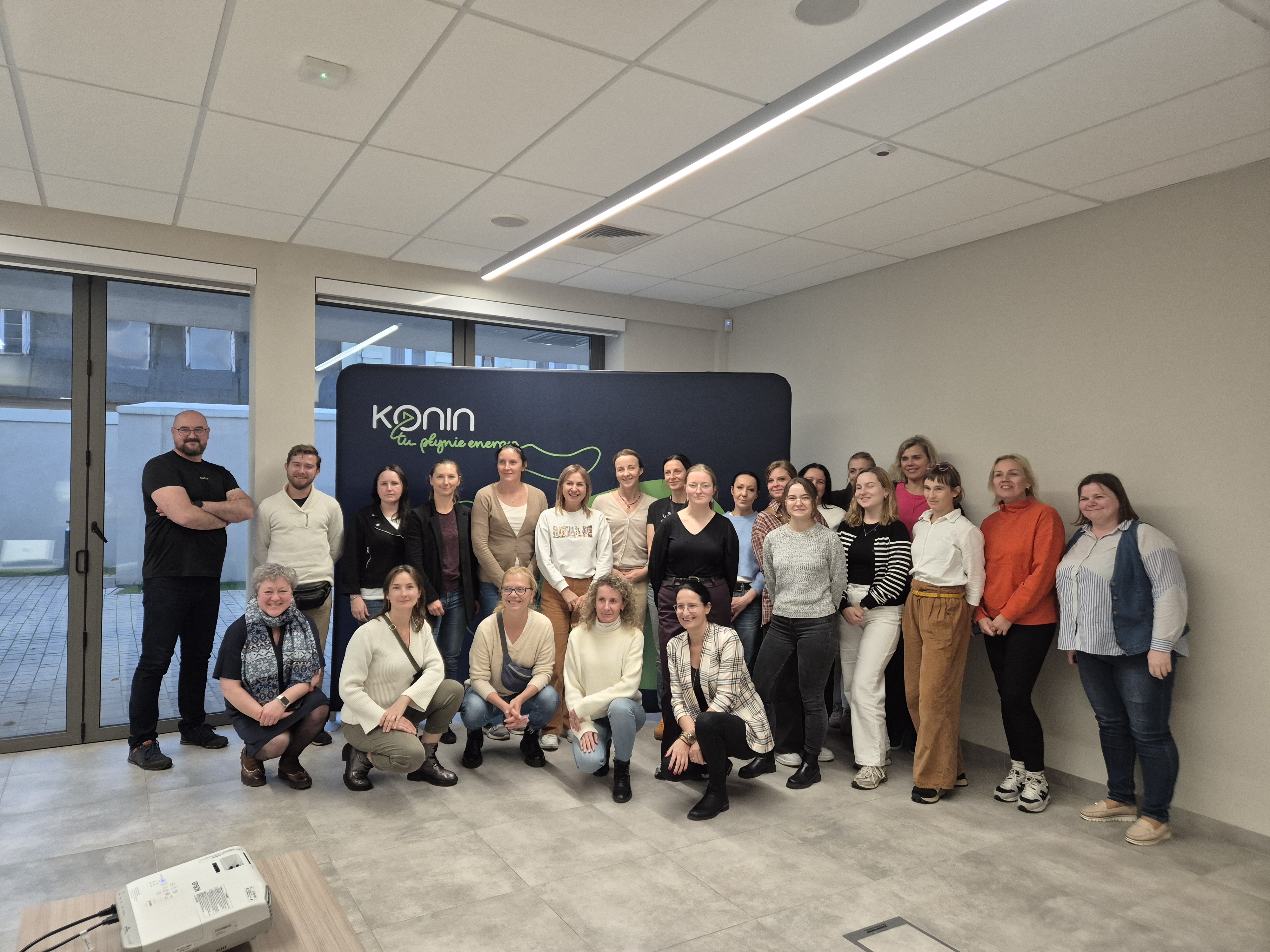 Grupa ludzi w sali konferencyjnej