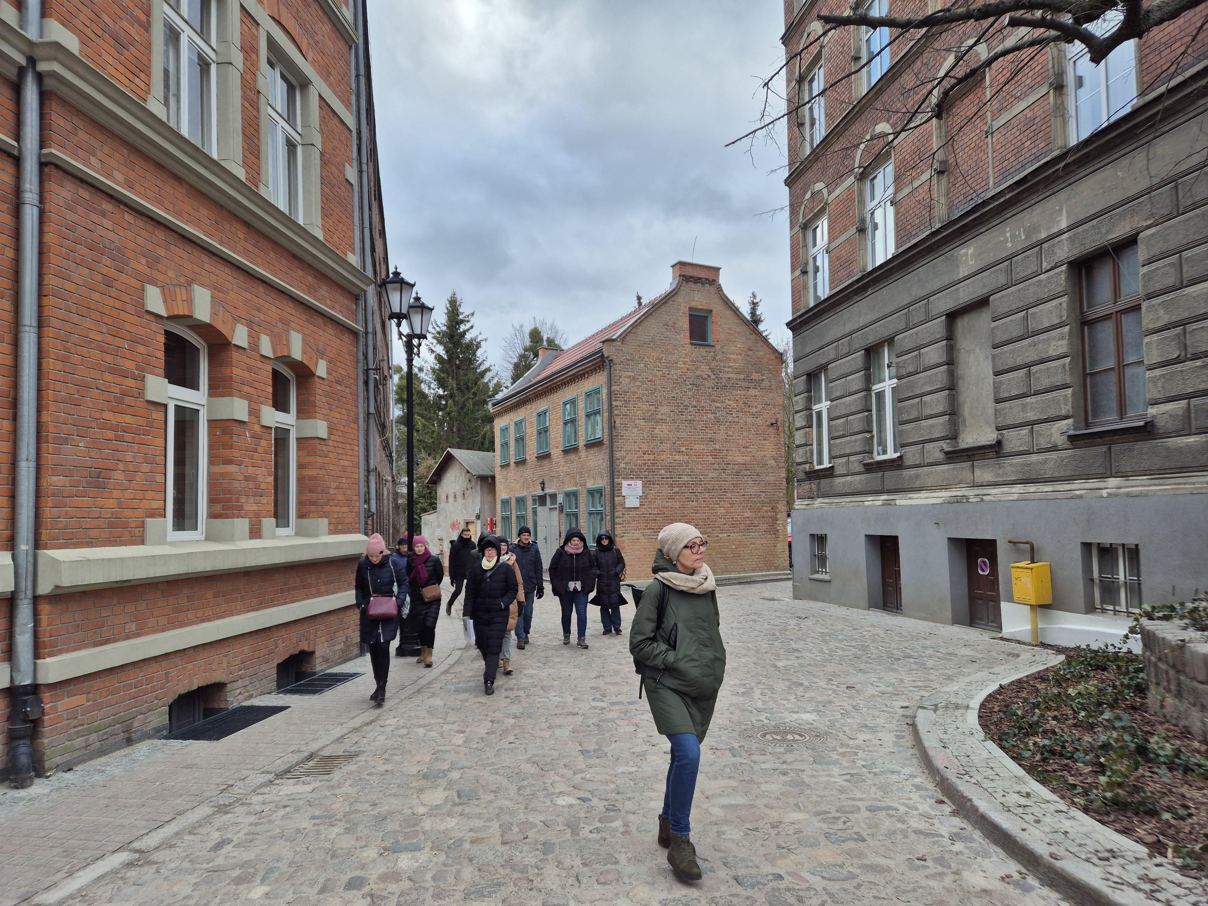 Grupa ludzi pomiędzy zabytkowymi zabytkami