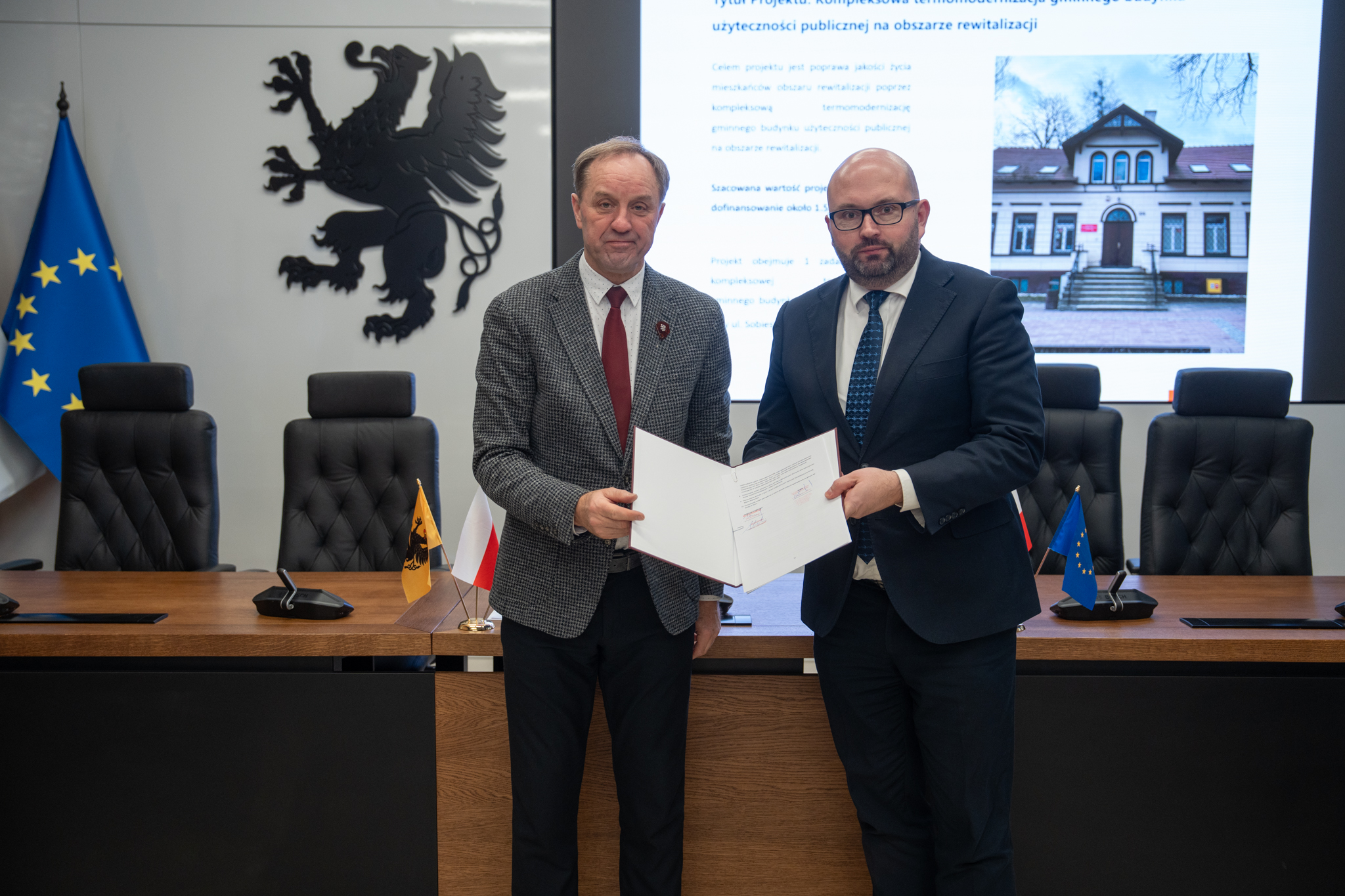 Mieczysław Struk – Marszałek Województwa Pomorskiego oraz Arkadiusz Kraszkiewicz – Zastępca Prezydenta Miasta Wejherowa uroczyście prezentują Porozumienie