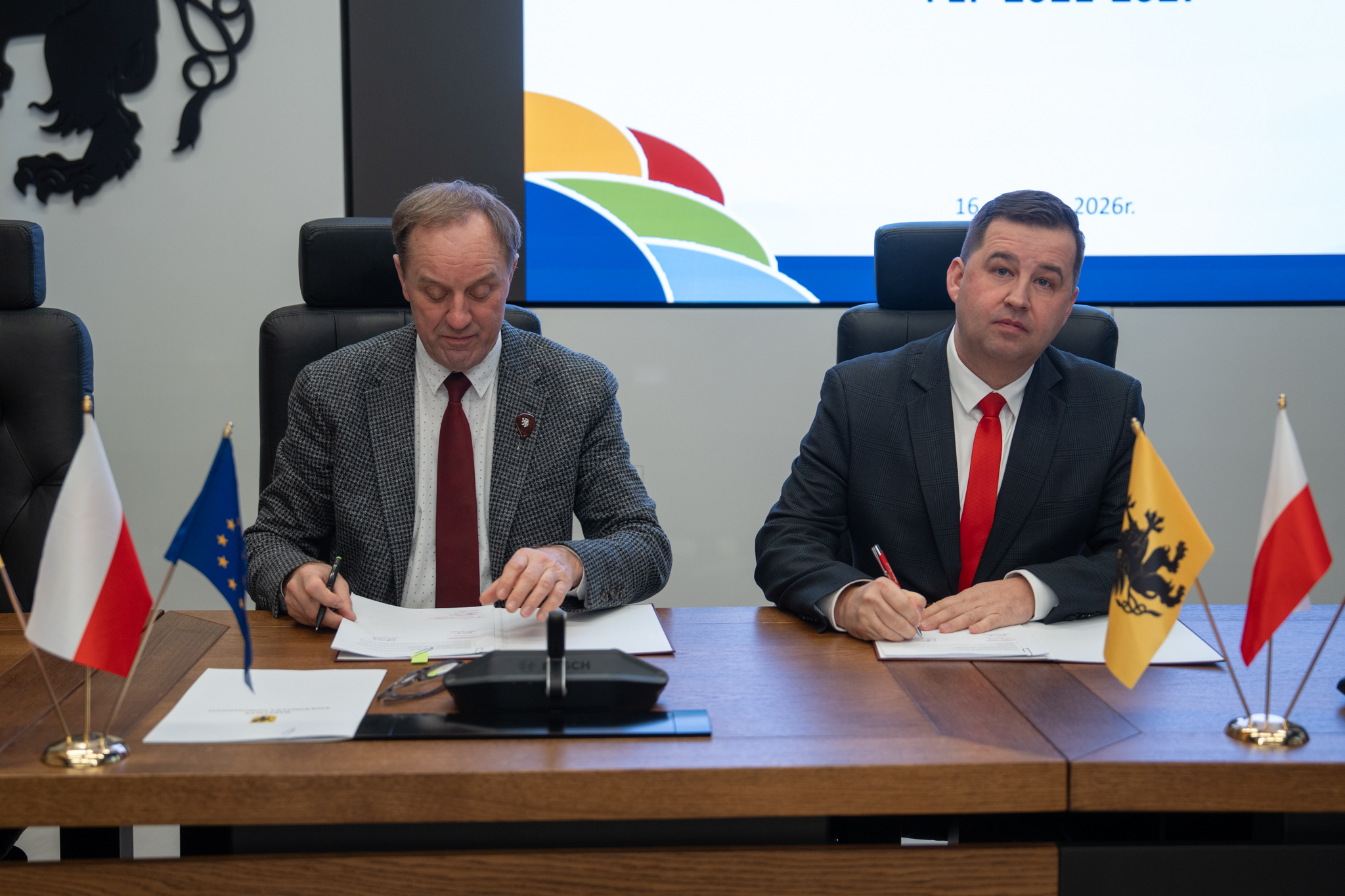 Mieczysław Struk Marszałek Województwa Pomorskiego oraz Zastępca Burmistrza Miasta Ariel Sinicki podpisują Porozumienie