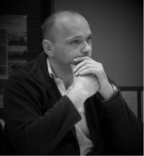 Mężczyzna z założonymi rękoma przy ustach