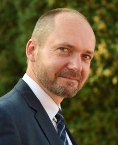 Uśmiechnięty mężczyzna w garniturze