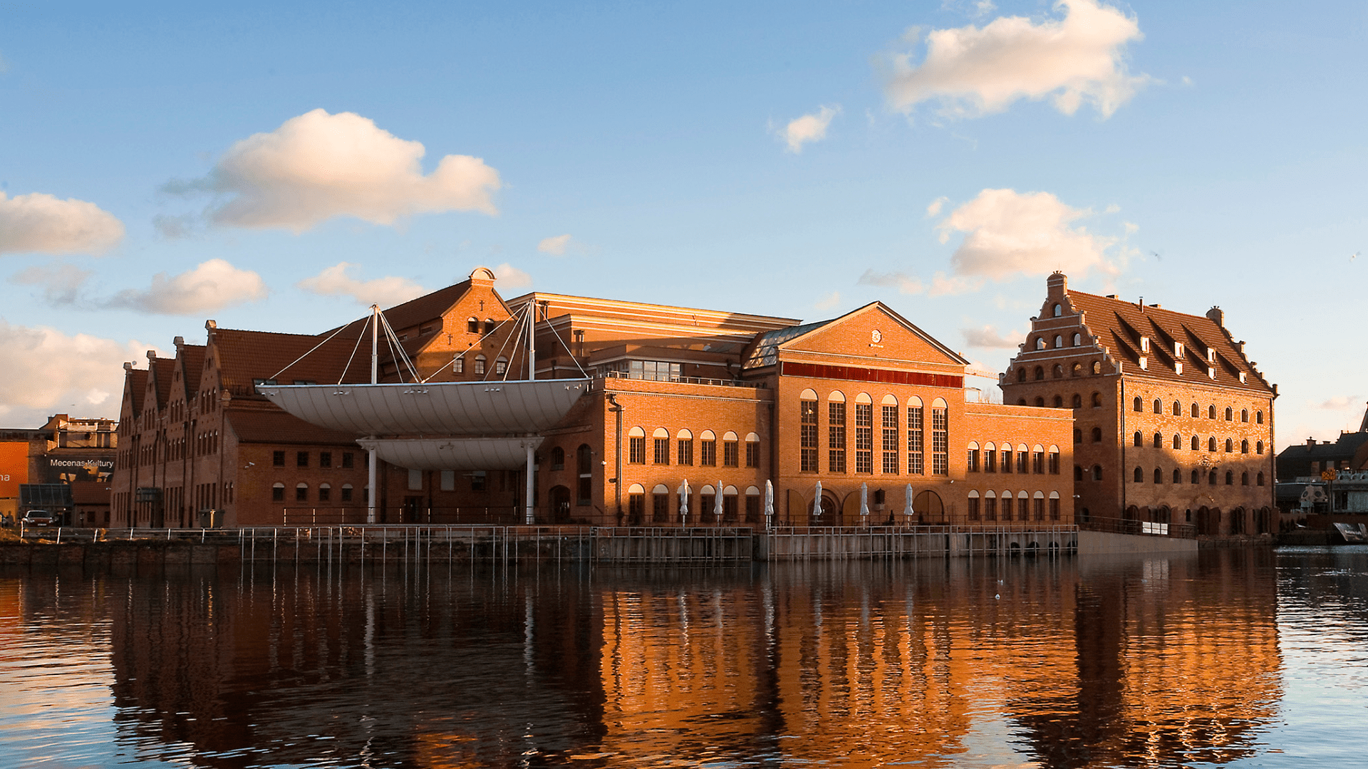 budynek filharmonii nad wodą