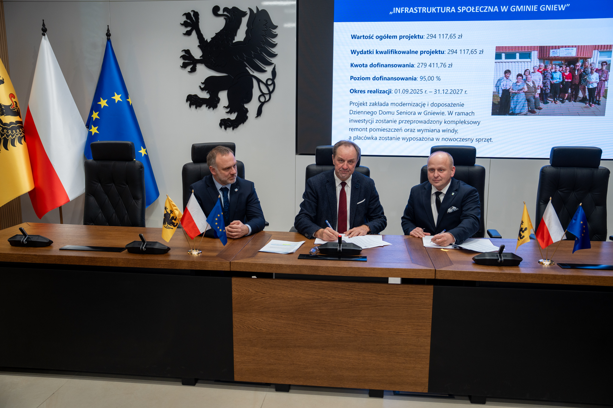 moment podpisania umowy przez marszałka i przedstawiciela Gminy