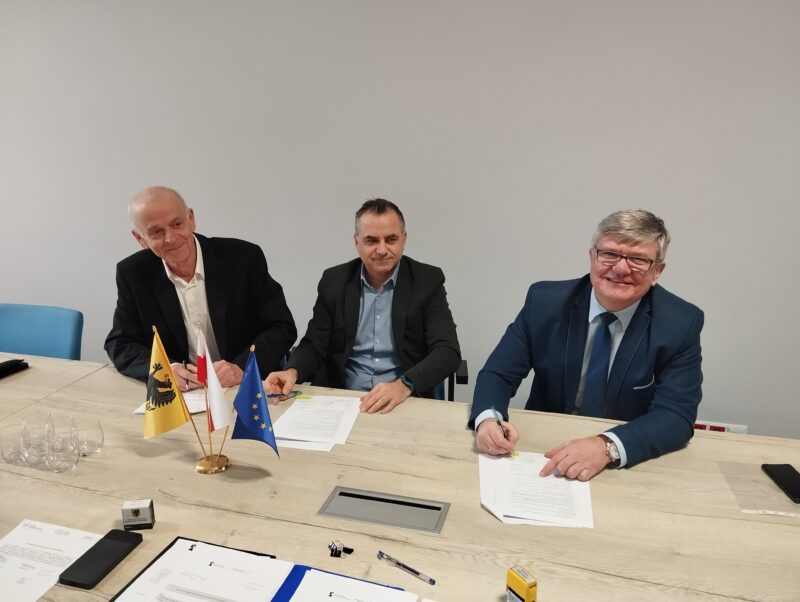 Dyrektor Programów Regionalnych Urzędu Marszałkowskiego Województwa Pomorskiego Jan Szymański oraz dwie inne osoby podpisują umowy na Lokalny Punkt Informacyjny w Malborku
