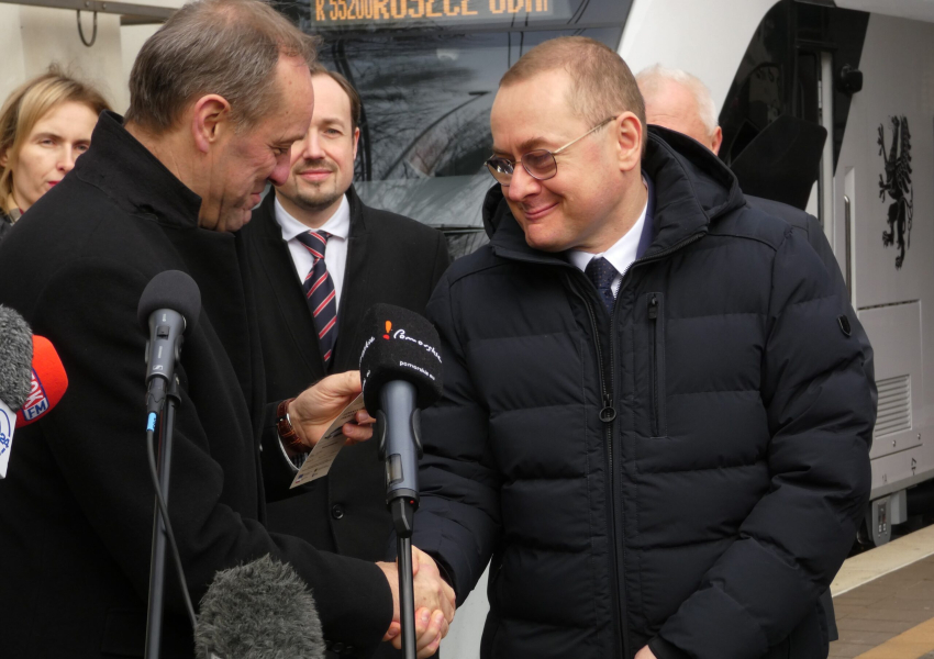 Marszałek ściska dłoń mężczyźnie