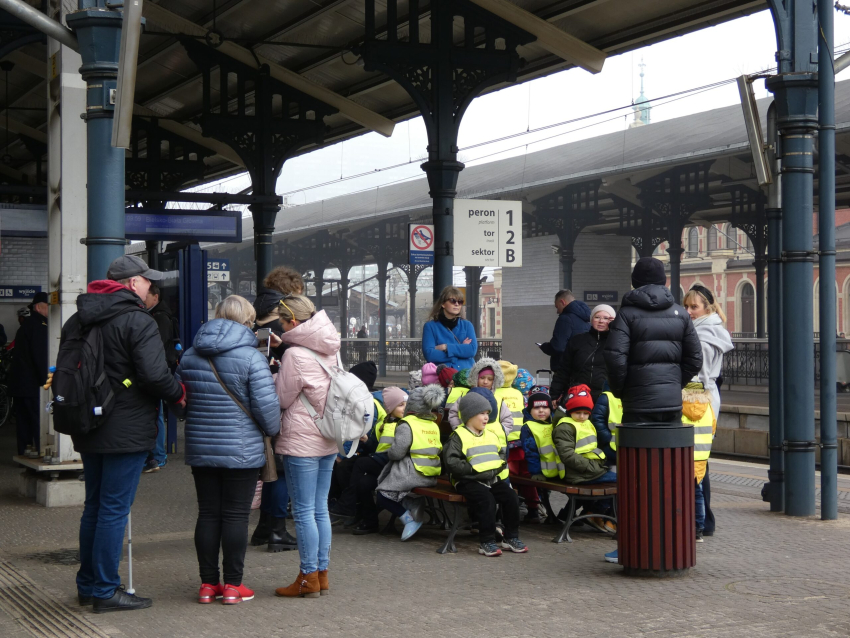 Grupa dzieci na peronie