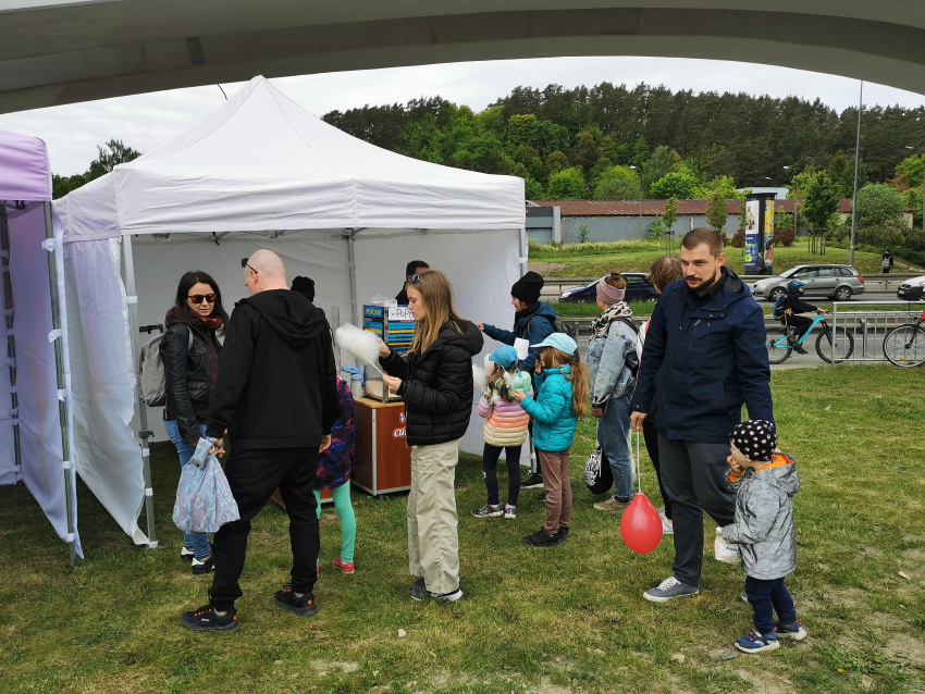 Uczestnicy Pikniku na tle namiotów