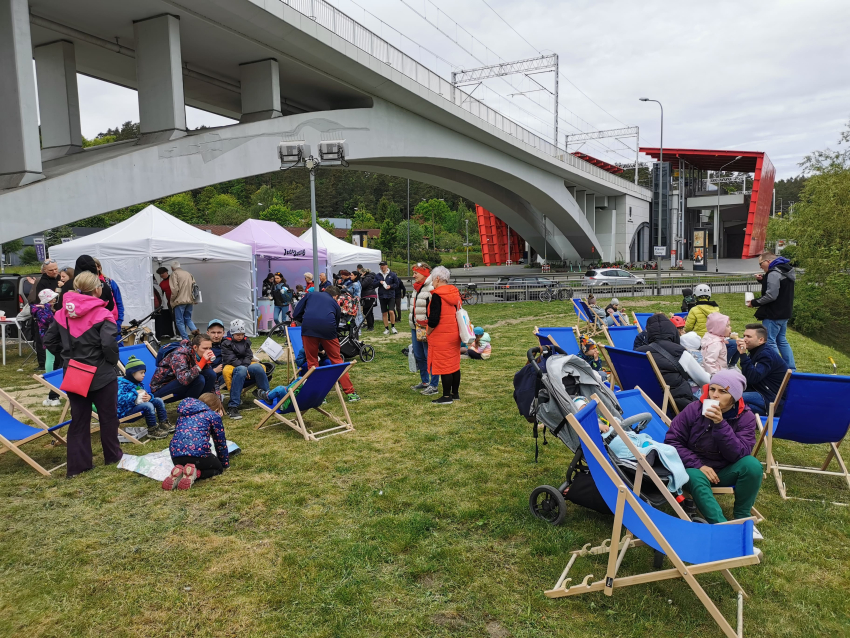 Uczestnicy Pikniku na tle przystanku PKM Gdańsk Niedźwiednik