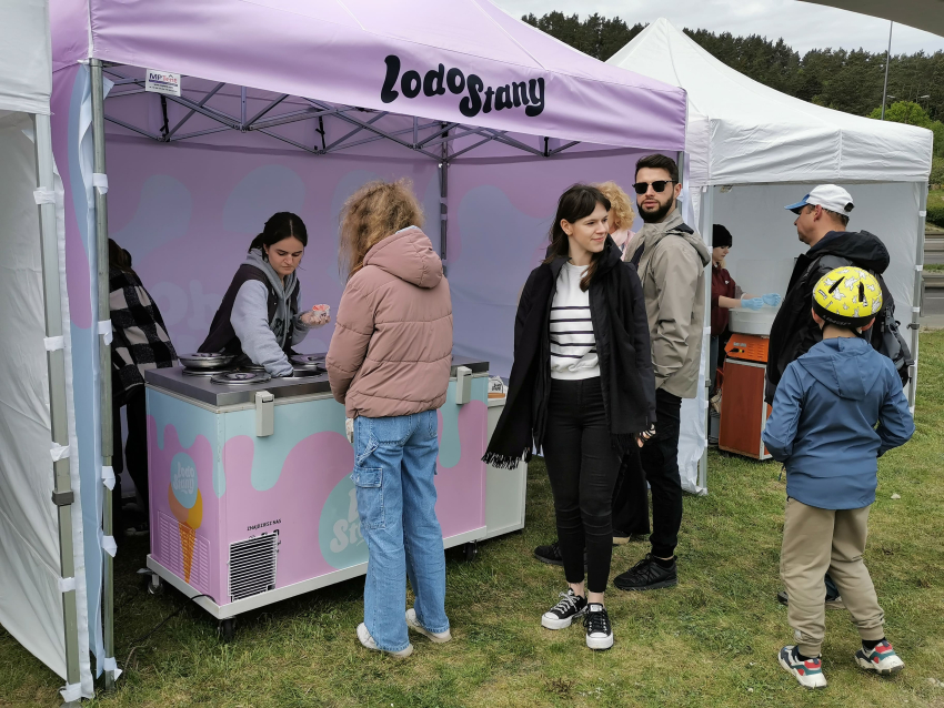 Uczestnicy Pikniku na tle namiotów