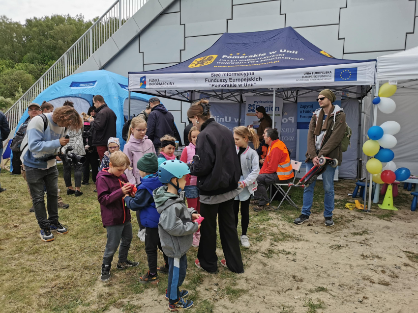 Uczestnicy Pikniku na tle namiotów