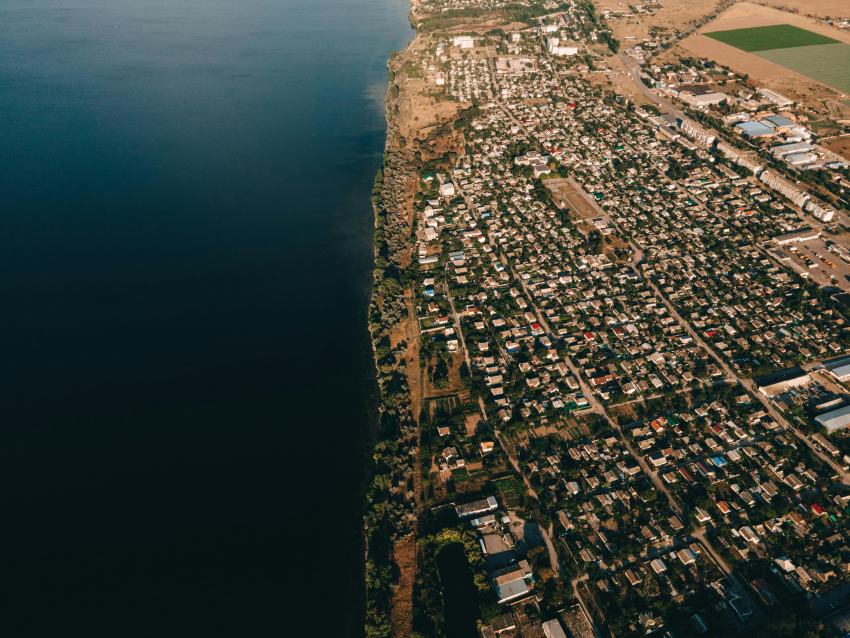 widok miasta z lotu ptaka. Po lewej stronie morze