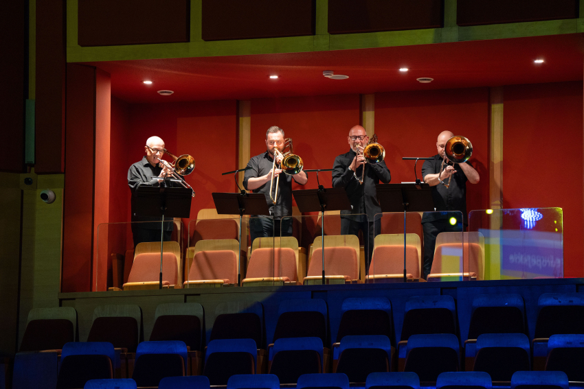 4 osoby grają na instrumentach dętych