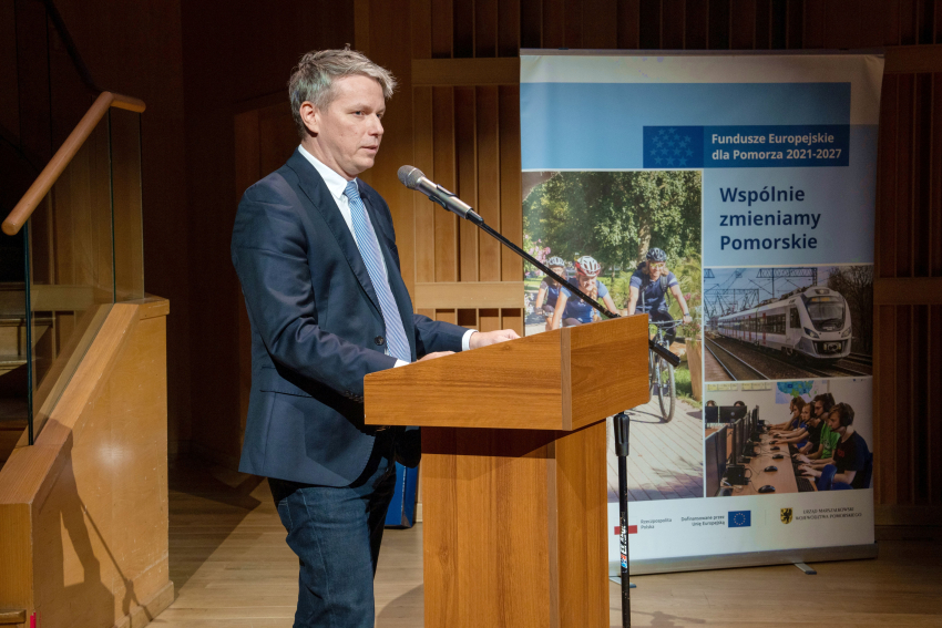 Piotr Zygadło, dyrektor Departamentu Programów Regionalnych zabiera głos na mównicy