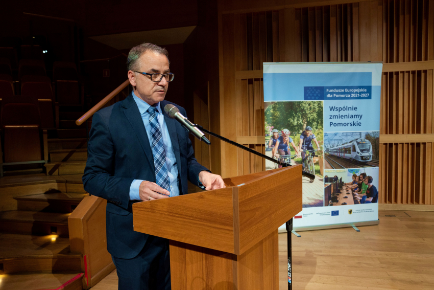 Jan Szymański, dyrektor Departamentu Programów Regionalnych zabiera głos na mównicy