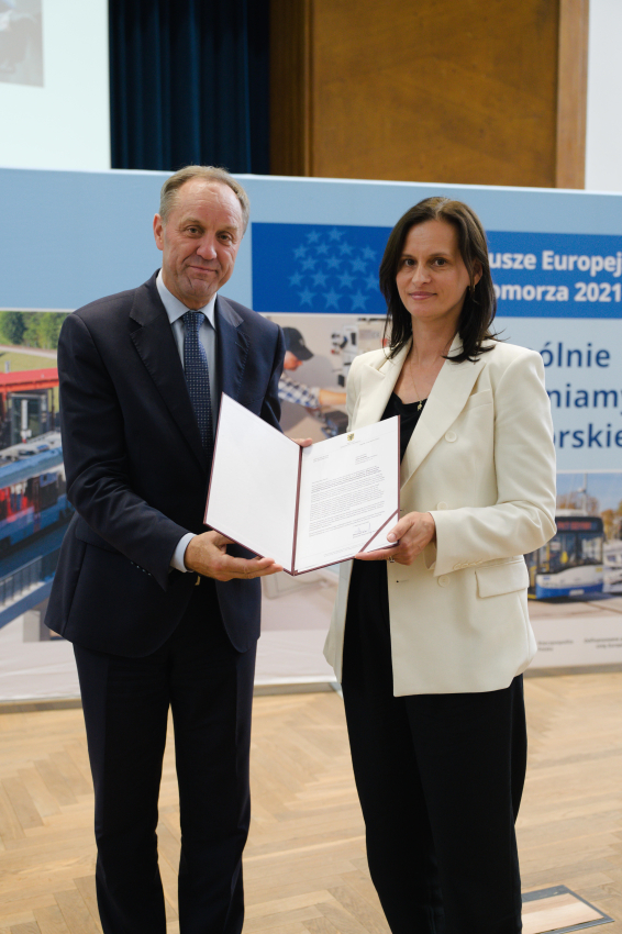 Marszałek Mieczysław Struk razem z pośrednikiem finansowanym prezentuje dokument