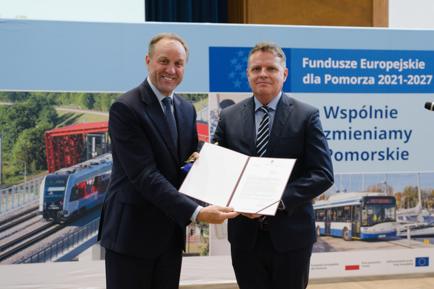 Marszałek Mieczysław Struk razem z pośrednikiem finansowanym prezentuje dokument