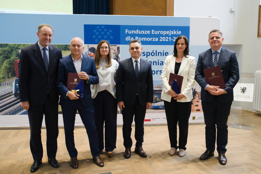 Marszałek Mieczysław Struk, Jacek Zwolak prezes PFR oraz cztery inne osoby prezentuje podpisane listy gratulacyjne