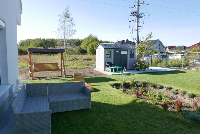 Budynek z zewnątrz z przestrzenią ogrodową i meblami ogrodowymi