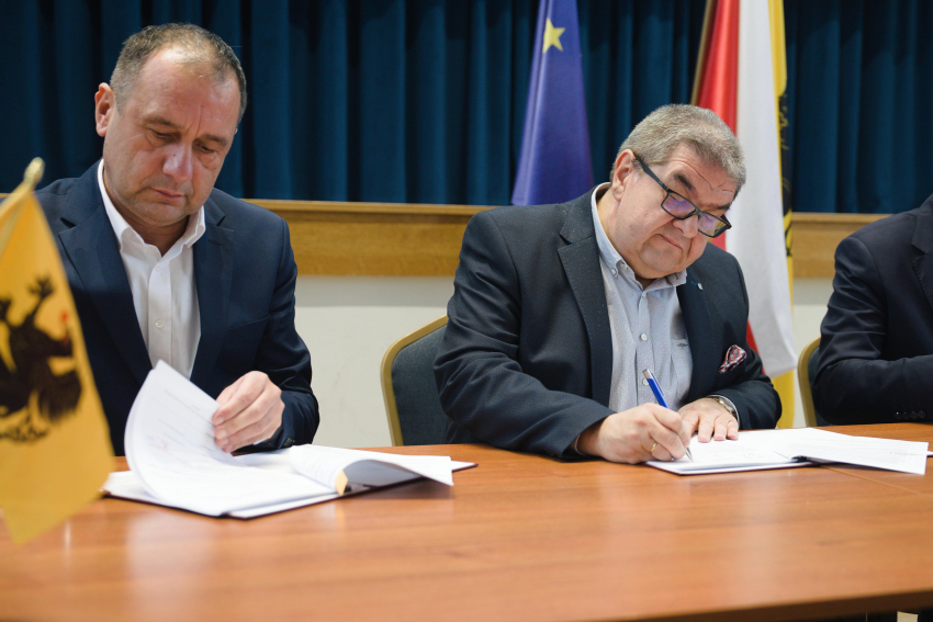 Dwie osoby podpisują umowę