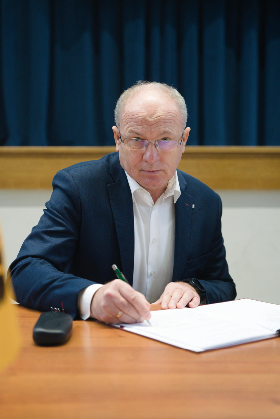 Jakiś mężczyzna podpisuje umowę