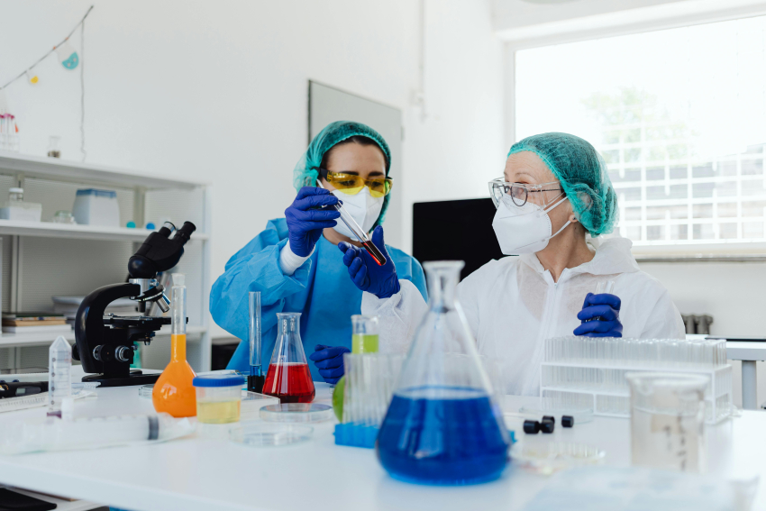 Dwie kobiety pracują w laboratorium.