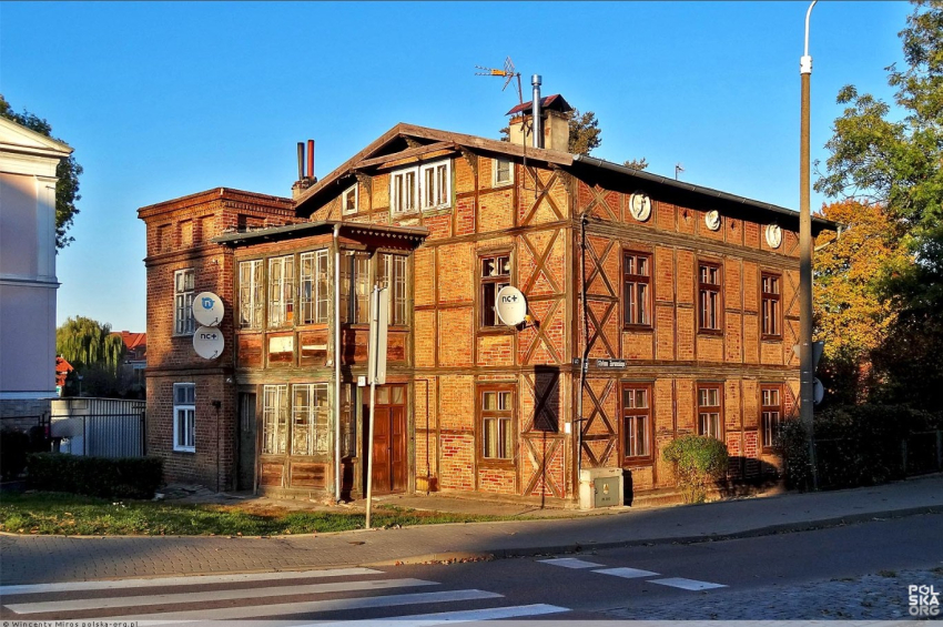 Stary budynek z czerwonej cegły