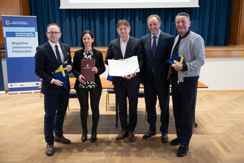 Marszałek Mieczysław Struk i Wicemarszałek Marcin Skwierawski popisują uroczyście umowy o dofinansowanie