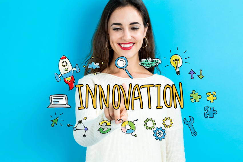 Napis Innovation. W tle uśmiechnięta kobieta