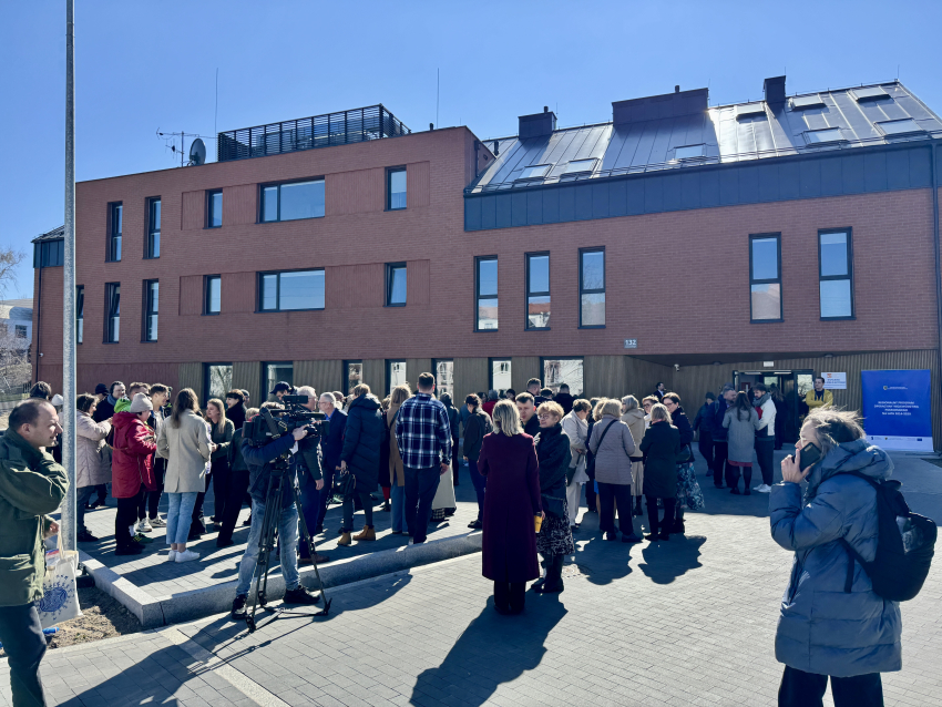 wiele osób zebranych na uroczyste otwarcie budynku Wspólnoty dla Osób z Autyzmem w Gdańsku