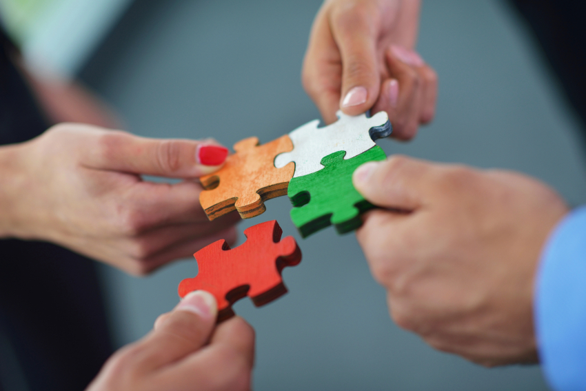 dłonie które trzymają puzzle