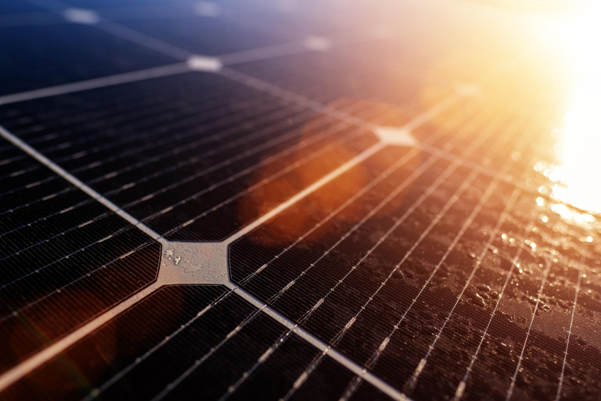 Zdjęcie przedstawia panel słoneczny z bliska oraz oślepiejące promienie słońca - Fot. pixabay.com 