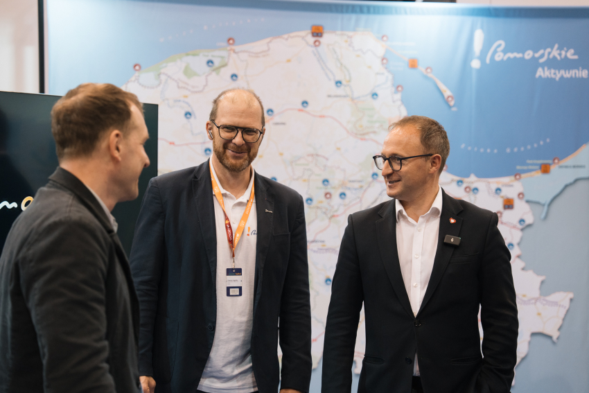 Zdjęcie: Łukasz Tokarczyk/Pomorskie.eu Zdjęcie przedstawia trzy osoby w tym wicemarszałka Marcina K. Skwierawskiego