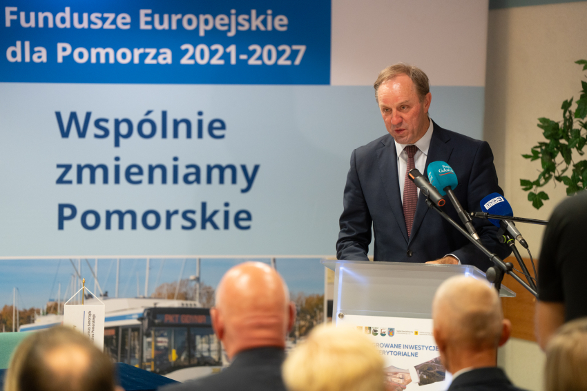 Marszałek Mieczysław Struk stoi przy mównicy i przemawia do uczestników wydarzenia