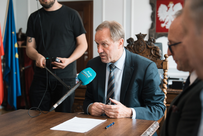 Marszałek Mieczysław Struk przemawia do zebranych w gabinecie i udziela wywiadu dla Radia Gdańsk. Zdjęcie wykonał Łukasz Tokarczyk.