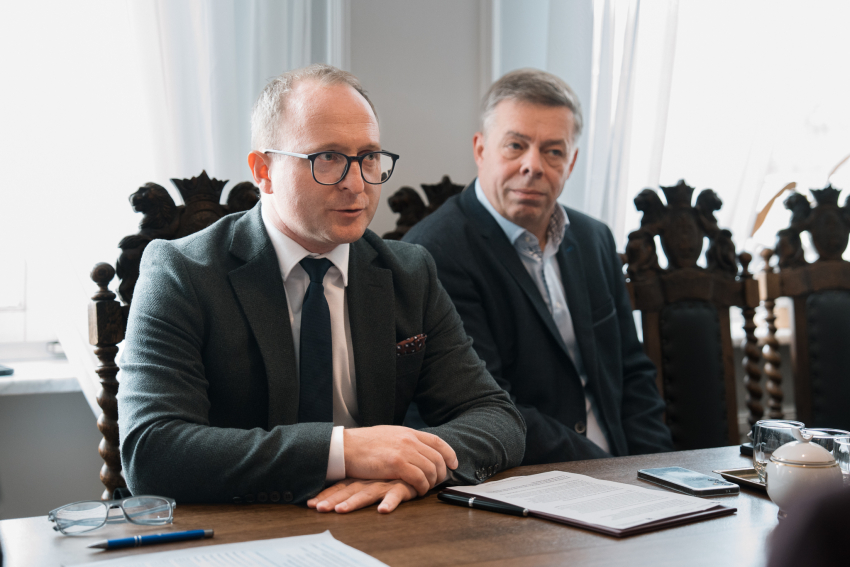Foto: Łukasz Tokarczyk UMWP Wicemarszałek Marcin Skwierawski oraz inny uczestnik spotkania