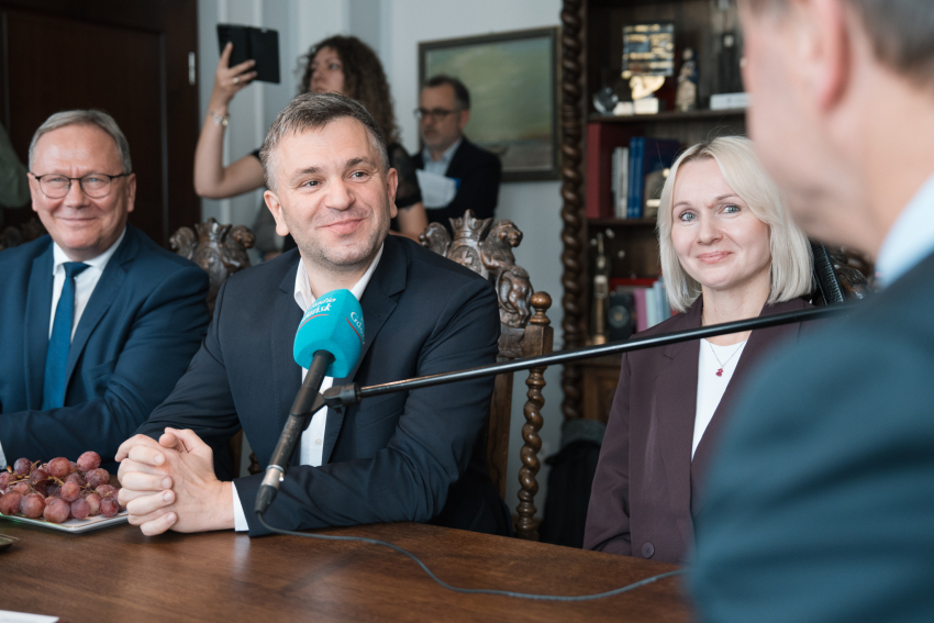 Foto: Łukasz Tokarczyk UMWP Sześciu uczestników spotkania. Na pierwszym planie marszałek Mieczysław Struk, od lewej kolejno prezydent Starogardu Gdańskiego Janusz Stankowiak oraz, wójt gminy Chmielno Michał Melibruda oraz inna uczestniczka spotkania