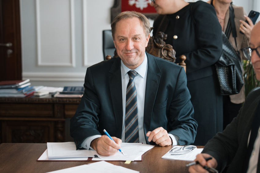 Foto: Łukasz Tokarczyk UMWP Marszałek Mieczysław Struk podpisuje umowę