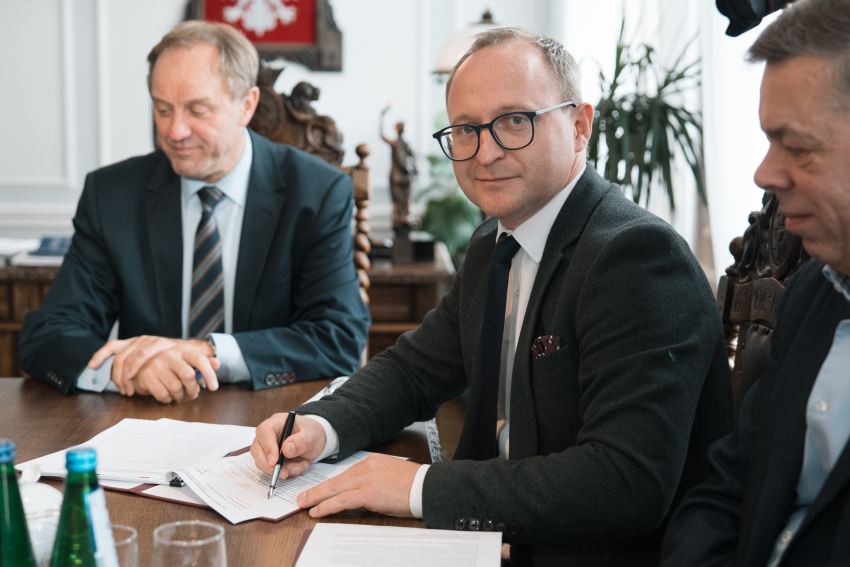 Foto: Łukasz Tokarczyk UMWP Wicemarszałek Marcin Skwierawski podpisuje dokument, w tle marszałek Mieczysław Struk