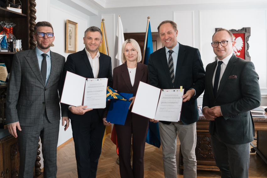 Foto: Łukasz Tokarczyk UMWP Pięć osób prezentuje podpisane umowy, wśród nich wójt gminy Chmielno Michał Melibruda, marszałek Mieczysław Struk oraz wicemarszałek Marcin Skwierawski