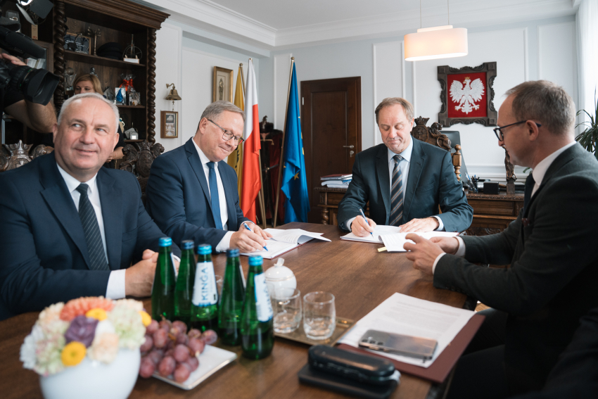 Foto: Łukasz Tokarczyk UMWP Czterech uczestników wydarzenia siedzi przy stole, wśród nich: marszałek Mieczysław Struk, wicemarszałek Marcin Skwierawski oraz prezydent Starogardu Gdańskiego Janusz Stankowiak