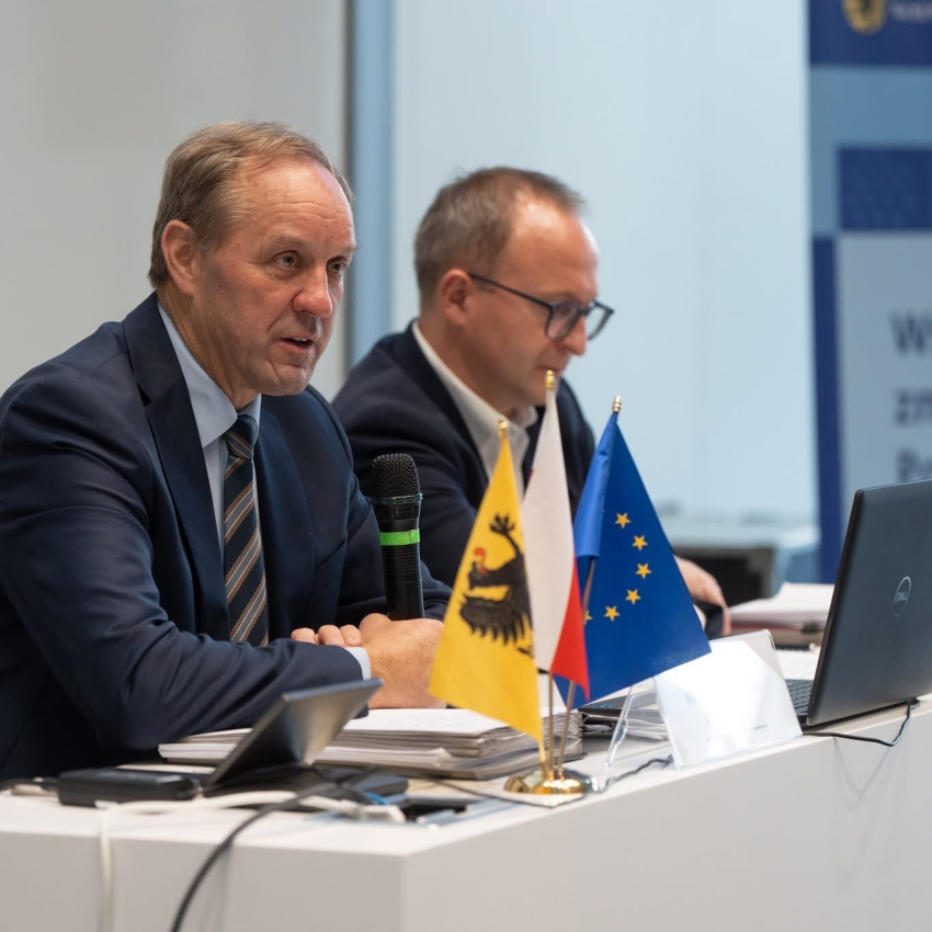 Przy stole prezydialnym na posiedzeniu X Komitetu Monitorującego siedzą: marszałek Mieczysław Struk i wicemarszałek Marcin Skwierawski. Foto Jacek Sowa UMWP