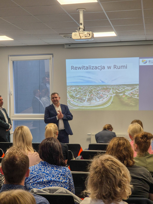 Mężczyzna przedstawiający prezentację grupie ludzi