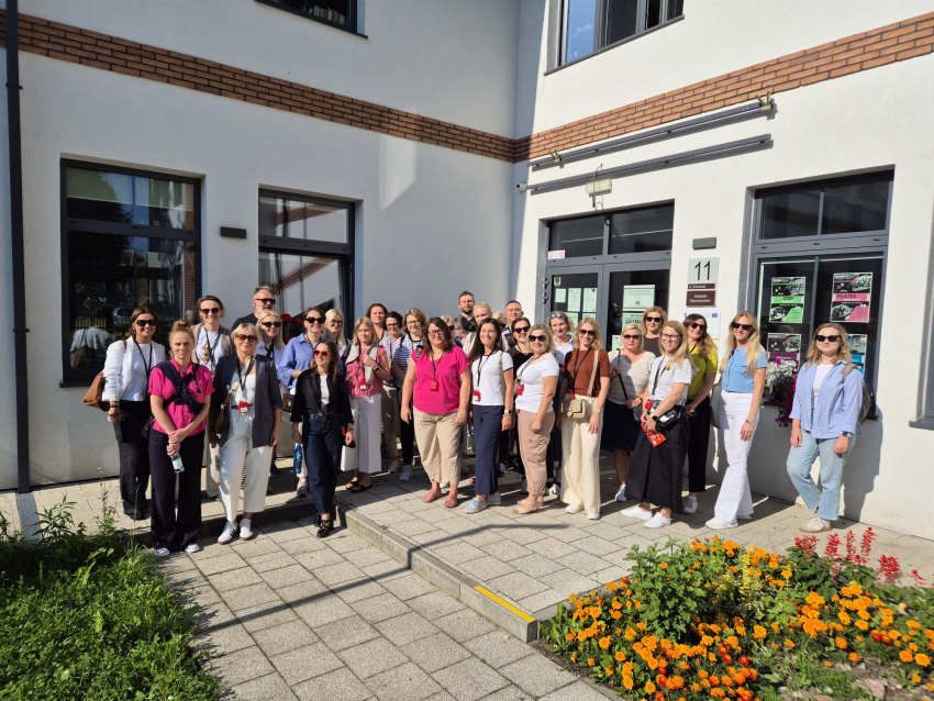 Grupa ludzi na tle budynku